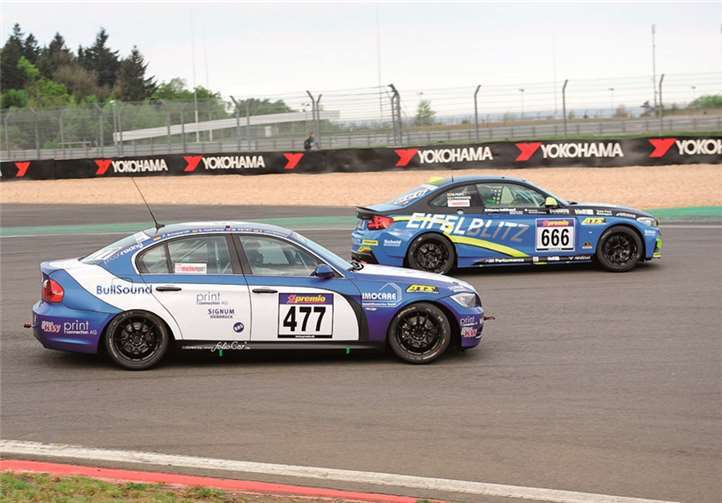 Mit einem Sieg übernahm die Besatzung des „Eifelblitz“ von Scheid Motorsport, Max Partl und Jörg Weidinger die Führung in der BMW M235i Racing Cup Wertung.