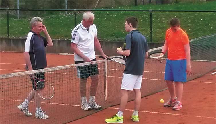 Mit einem „Spaß-Turnier“ ist der Tennisklub TK Sinzig in die Freiluftsaison gestartet. Entspannte Ballwechsel sowie der Erfahrungsaustausch zwischen Alt und Jung standen dabei im Vordergrund. privat
