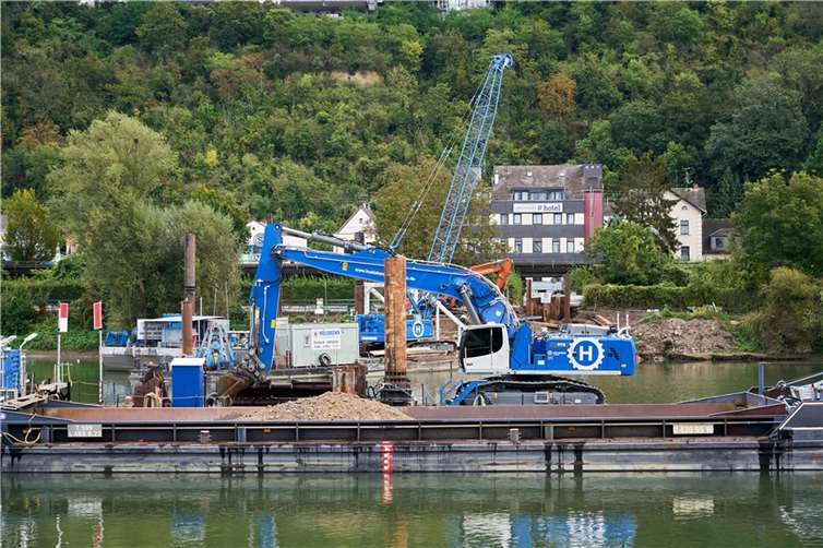 Mit einem Spezialbagger, der auf einem Ponton steht, wird Gestein beiseitegeschafft, um Platz für die neue Trinkwasserleitung zu schaffen. Fotos: Sascha Ditscher/evm