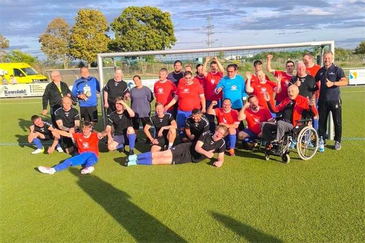 Mit einem Spiel gegen das Herz-Jesu-Haus Kühr eröffnete die inklusive Fußballmannschaft der Barmherzigen Brüder Saffig das Benefizspiel der Lotto-Elf in Andernach.