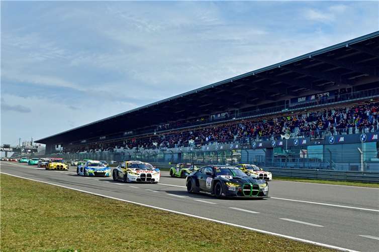 Mit einem Starterfeld von 118 Fahrzeugen eröffnete am vergangenen Samstag die Nürburgring-Langstrecken-Serie die Motorsportsaison 2023 auf der Eifel-Rennstrecke. Fotos: BURG