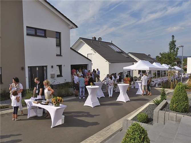 Mit einem Straßenfest feierte Kern-Haus mit seinen zufriedenen Bauherren die vielen schlüsselfertigen Übergaben in der Region. Allein in dieser Straße stehen einige der Architektenhäuser.WM