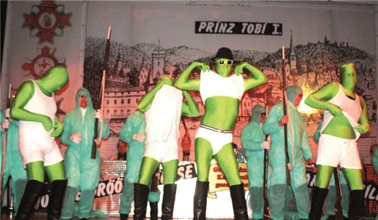 Mit einem Striptease entpuppten sich die Invasoren als gesichtslose knatsch-grüne Aliens.