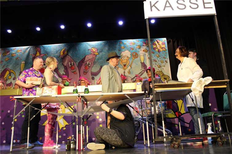 Mit einem Supermarkt-Kassen-Sketch zeigte die Sketchgruppe auf lustige Art und Weise, wie ein Alltag im Supermarkt abläuft. Fotos: privat