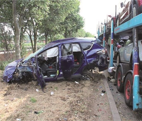 Mit einem Totalschaden endete dieser Verkehrsunfall auf der A61 auf der Höhe der Tank- und Rastanlage Brohltal West. Die Fahrerin wurde schwer verletzt. PAST Mendig