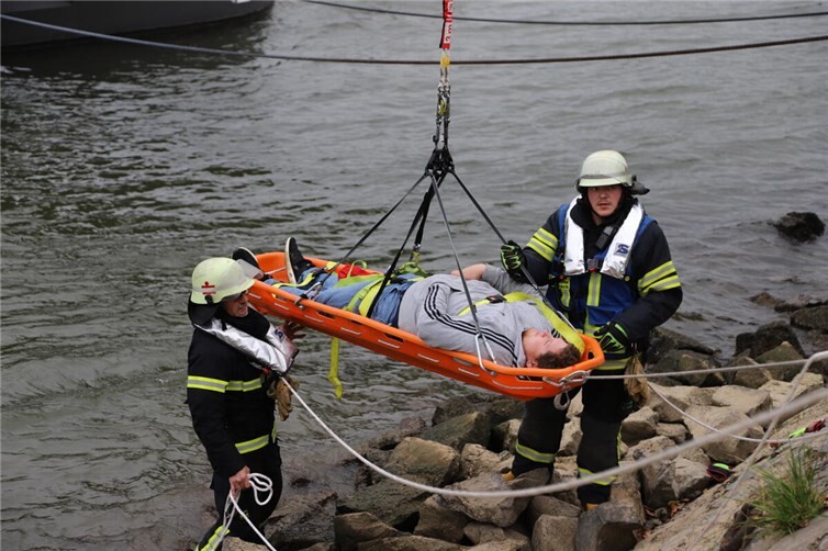 Mit einem Tragekorb an der Drehleiter befestigt wurde der abgerutschte Verletzte geborgen.