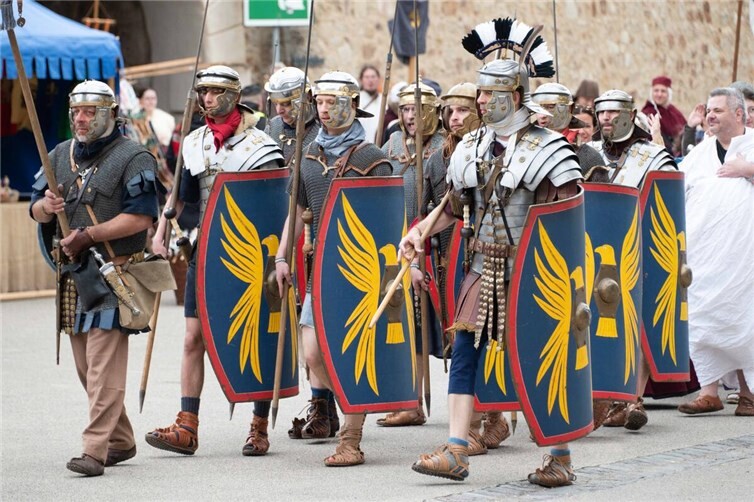 Mit einem Umzug der Heerlager wurden die Historienspiele eröffnet. Foto: SCH