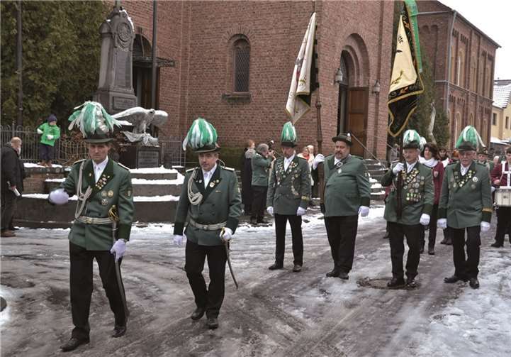 Mit einem Umzug zeigen die Schützen ihre Verbundenheit mit der Heimerzheimer Bevölkerung.