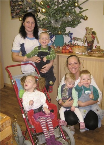 Mit einem Viersitzer-Buggy könnten die vier Kleinen auf dem Foto in die Stadt gefahren werden.privat