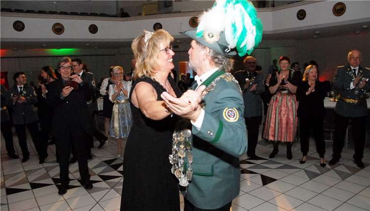 Mit einem Walzer begann der Tanzabendzur Musik der Kölner Gruppe „Lecker Nudelsalat“.