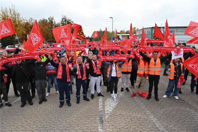 Mit einem Warnstreik haben in Neuwied 200 Beschäftigte, aus fünf Betrieben, Druck gemacht für höhere Entgelte und Ausbildungsvergütungen. Fotos: Max Gerlach