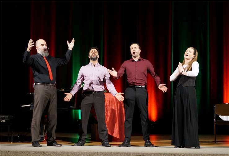 Mit einem Weihnachtslied stimmten die Springmäuse das Publikum auf einen unterhaltsamen Abend ein. Foto: SEL