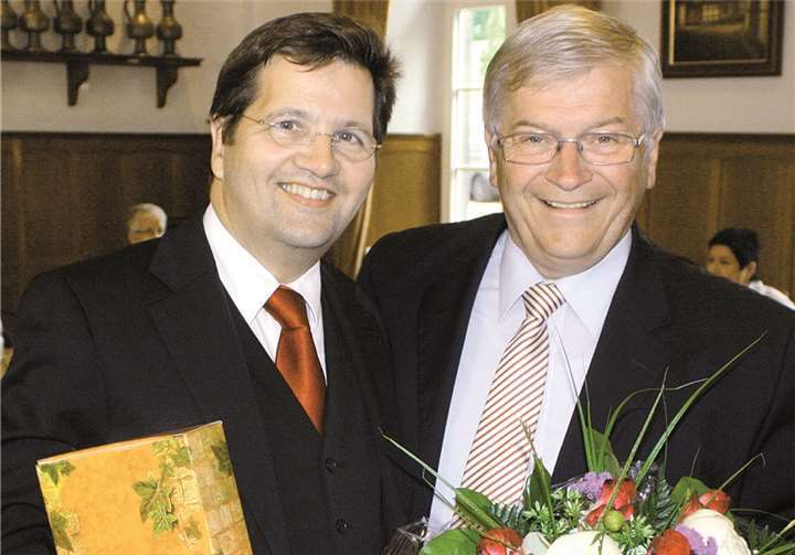Mit einem Weinpräsent und Blumen verabschiedete Stadtbürgermeister Gerhard Hausen seinen Stellvertreter Thomas Ottersbach. DL