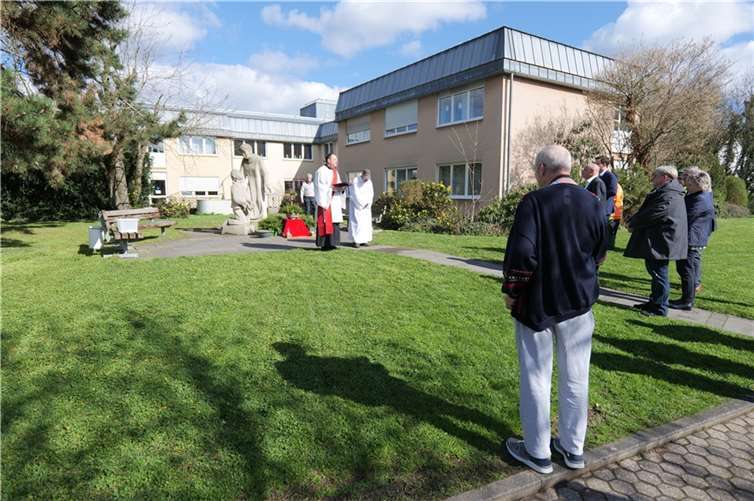 Mit einem Wortgottesdienst vor dem Peter-Friedhofen-Haus, wurde bei den Barmherzigen Brüdern Saffig der Beginn der Karwoche gefeiert. Foto: privat