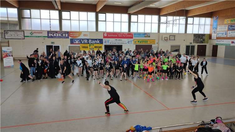 Mit einem Zumba-Flashmob des SV Urmitz beendeten alle Anwesenden - TänzerInnen wie Publikum - gemeinsam tanzend das Showevent und feierten ihre tollen Auftritte.