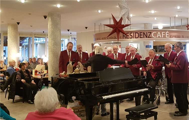 Mit einem abwechslungsreichen weihnachtlichen Programm sorgte der Männerchor um Chorleiter HaJo Braun am Sonntag für einen schönen und musikalischen Start ins neue Jahr.Foto: privat