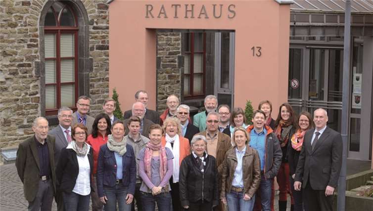 Mit einem ausgewogenen Personalangebot stellt sich die Verbandsgemeinde-SPD um ihren Vorsitzenden Bernd Schemmer (3.v.l.) und Fraktionsvorsitzenden Dr. Matthias Rest den Wählerinnen und Wählern. privat