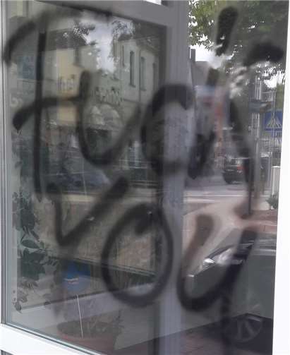 Mit einem beleidigenden Schriftzug wurde das Wahlbüro Blecks besprüht.privat