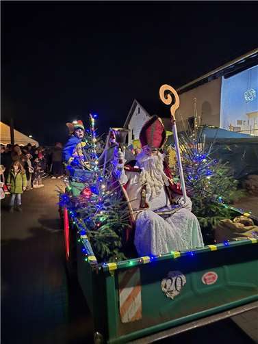 Mit einem beleuchteten Schlitten traf der Nikolaus ein.
