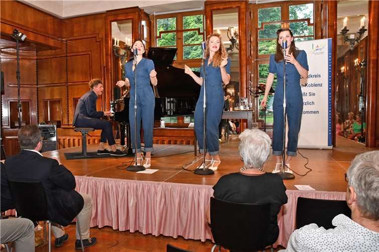 Mit einem bezaubernden Konzert hat das renommierte Trio „The Airlettes“ gemeinsam mit dem talentierten Pianisten Sebastian Strahl die diesjährige Sommerclassic-Konzertreihe des Landkreises Mayen-Koblenz eröffnet. Foto: Kreisverwaltung/Wiebke Schaaf