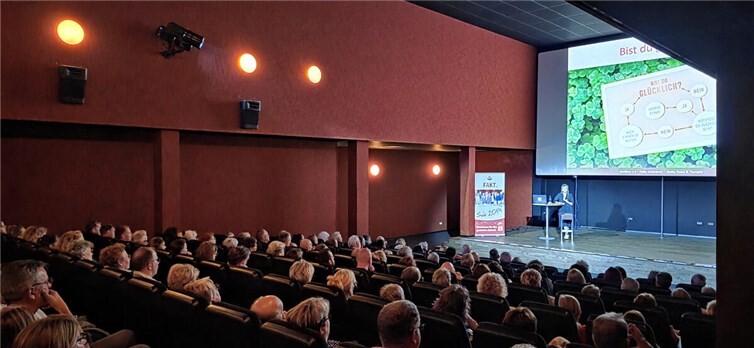 Resilienz 2.0. traf auf große Resonanz Mit einem bis auf den letzten Platz gefüllten Saal startete FAKT e.V. nach der Sommerpause in die neue Veranstaltungsreihe.