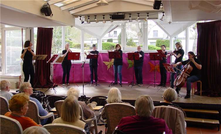 Mit einem bunten Melodienstrauß erfreuten die Mitglieder des Ensembles XL die Bewohner im Seniorenzentrum Maranatha.  privat