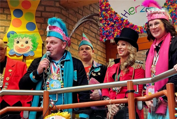 Mit einem dreifach kräftigen „Polch: Helau! – GS St. Georg: Helau! – Polch: Helau!“ wurden die Gäste herzlich empfangen.