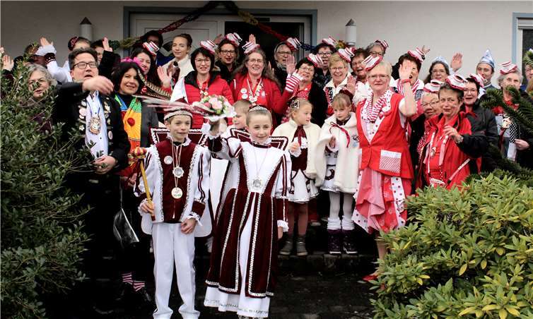 Mit einem dreifachen Alaaf grüßte die Narrenschar um Jorin I. und Sarah I. die Jecken aus Kasbach, Ohlenberg und Erl. Foto: DL