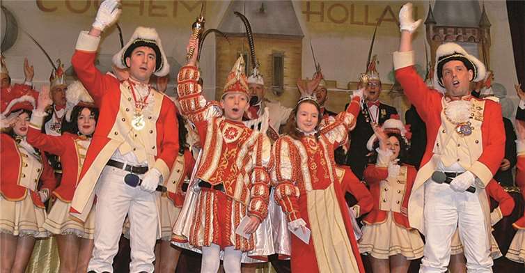 Mit einem dreifachen „Cochem Holau“ begrüßt das neue Cochemer Kinderprinzenpaar das närrische Auditorium.