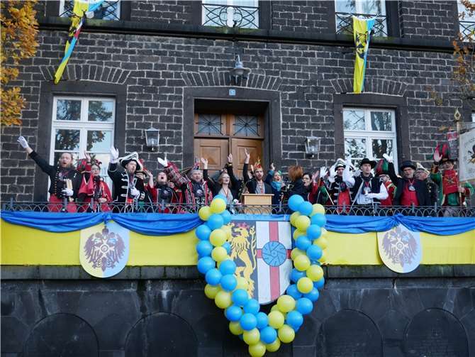 Mit einem dreifachen Mennesch Ahoi wurde das bis dato regierende Prinzenpaar, Prinz Simon und Prinzessin Susi, verabschiedet.