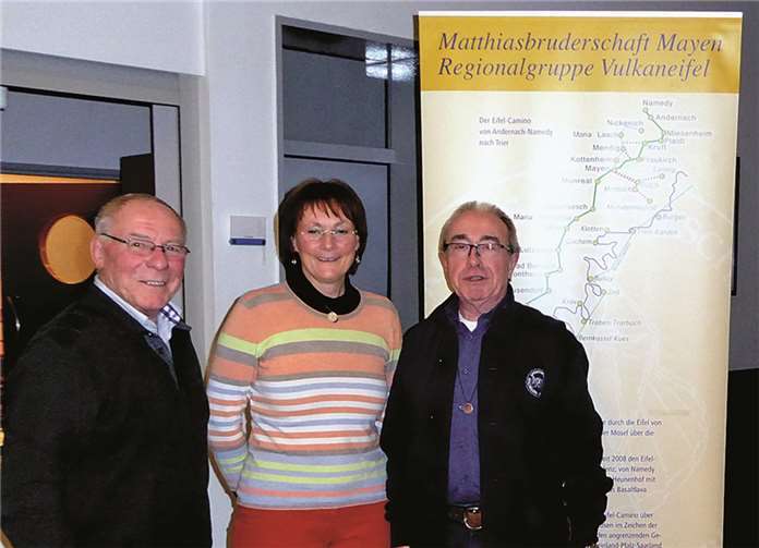 Mit einem eindrucksvollen Jakobs-Pilgerbericht motivierten (v.r.n.l.) Josef und Hildegard Nonn den SMB-Brudermeister Heinz Schäfer und seine Matthiasfreunde zu weiteren Pilger-Aktivitäten.PRESS