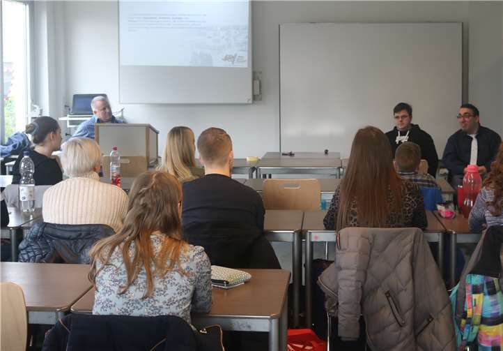 Mit einem eindrucksvollen Vortrag von Johannes Diederichs und Stefan Zeidan vor den Studenten in der Hochschule in Mayen startete das Projekt.
