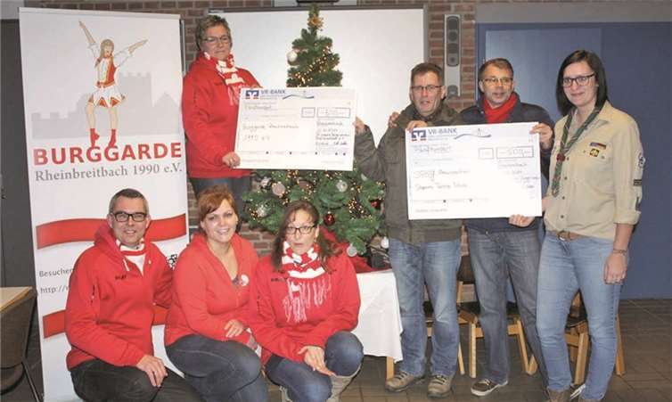 Mit einem etwas verspäteten Weihnachtsgeschenk überraschte der Bürgerverein die Burggarde und die Pfadfinder von Rheinbreitbach. DL