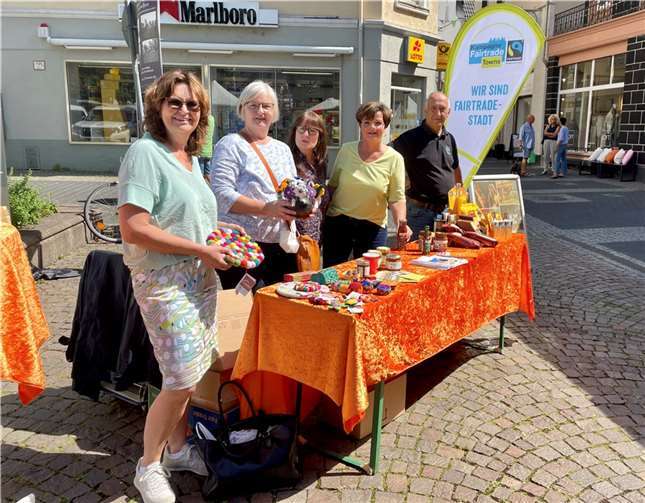 Mit einem fairen Marktstand bereicherten der Andernacher FaiRegio-Laden und die Steuerungsgruppe Fairtrade-Town den Andernacher Wochenmarkt.  Foto: privat