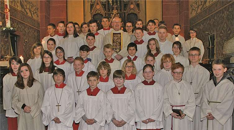 Mit einem feierlichen Gottesdienst, an dem über 40 Ministranten mitwirkten, wurde Heiner Schuhmacher verabschiedet. privat