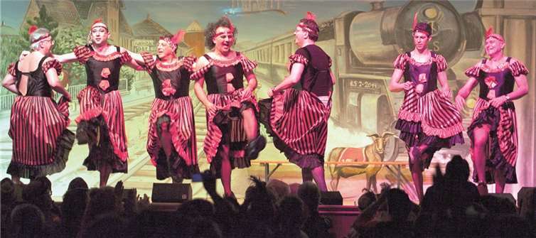 Mit einem feurigen Can-Can begeisterten die Landstürmer ihr Publikum als Auftaktnummer nach der Pause. JOST