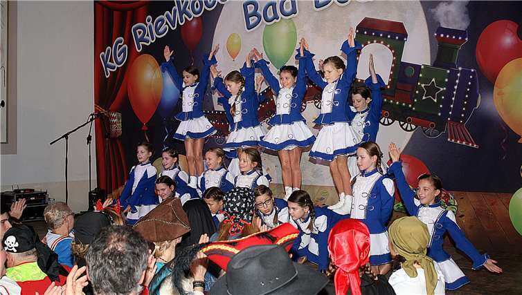 Mit einem flotten Gardetanz eröffneten die „Blue Berrys“ das Programm.RÜ