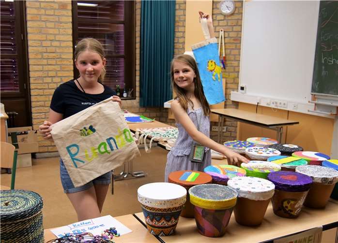 Mit einem freundlichen „Möchten Sie nicht eine unserer selbstgestalteten Trommeln oder Taschen erwerben?“, begrüßten die Schülerinnen und Schüler des Kurfürst-Balduin-Gymnasiums (KuBa) in Münstermaifeld die Besucher des Schulfestes, das zum 100-jährigen Bestehen der Schule veranstaltet wurde. Quelle: Kurfürst-Balduin-Gymnasium