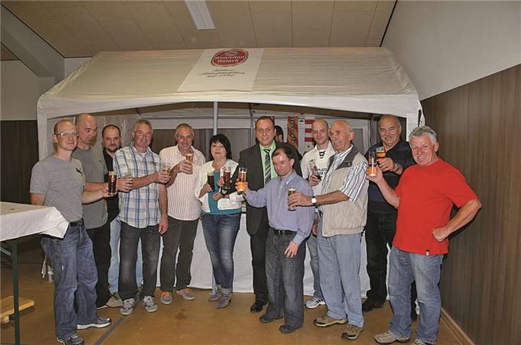 Mit einem frisch gezapften Bier wurde die Kirmes im beisein von Bürgermeister Bell und Ortsbürgermeisterin Dahr und etlichen Gästen.Rü