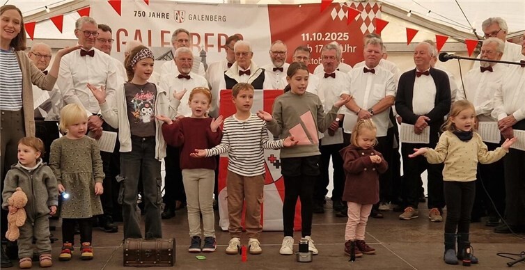 Mit einem fröhlichen Liedbeitrag gratulierte der Galenberger Nachwuchs zum Jubiläum. Im Hintergrund sorgte der MGV Brenk mit stimmungsvollen Gesangsdarbietungen für musikalische Höhepunkte.  Foto: Reinhold Schmitz