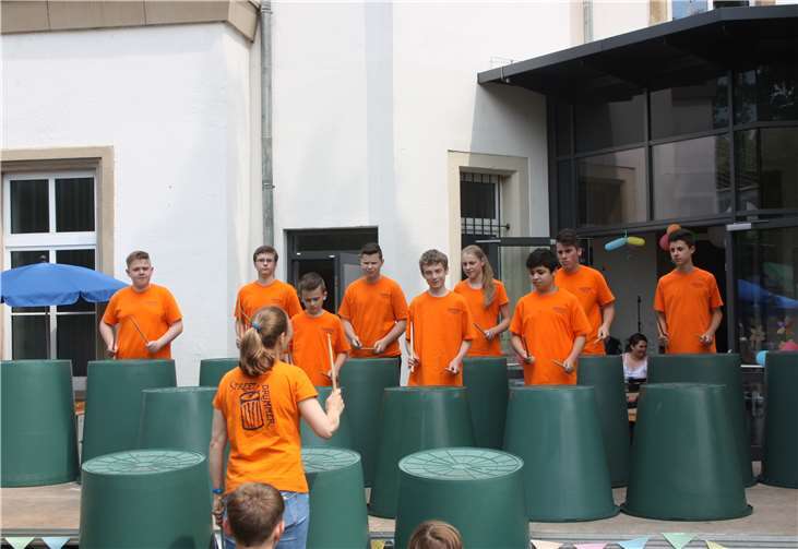 Mit einem furiosen Auftritt der „Streetdrummer“, der Trommel-AG der Geschwister Scholl Realschule, begann der Darbietungsteil.