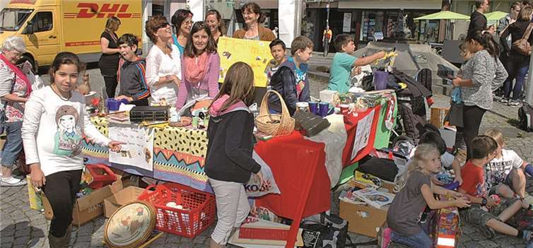Mit einem ganz bunten Flohmarktstand auf den Sinziger Markt unterstützte die Janusz-Korczak-Schule den "Tag für Afrika". BL