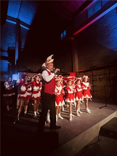 Mit einem gelungenen Abend und viel karnevalistischem Herzblut hat die Karnevalsgesellschaft Rot-Weiß Hönningen e.V. am 15. November 2025 um 17:11 Uhr unter der Moderation von Sitzungspräsident Rainer Metzen ihre Session offiziell eröffnet. Foto: privat