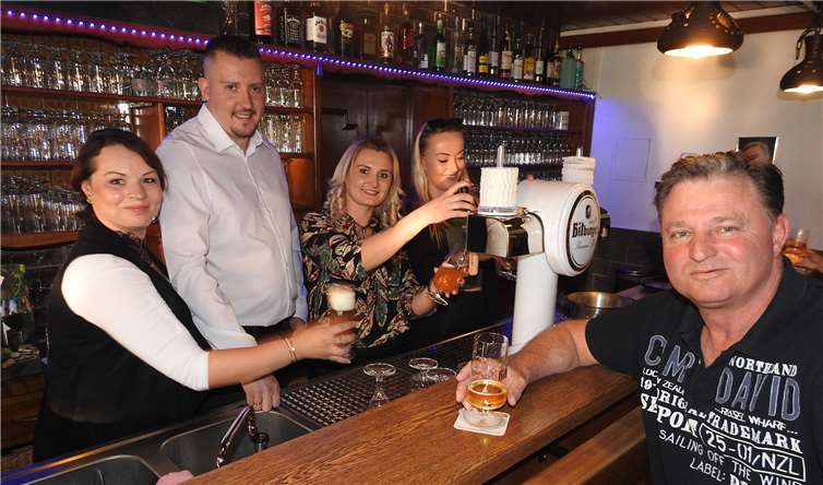 Mit einem gemeinsamen Fassanstich wurde die Traditionsgaststätte „Im Häuschen“ in der Pill 55 wiedereröffnet.Foto: WAMFO.DE