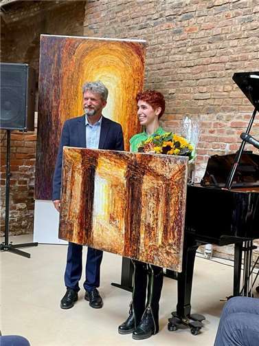 Mit einem grandiosen Abschlusskonzert von „The Voice of Germany 2022“ Anny Ogrezeanu gingen die 18. Wachtberger Kulturwochen am 20. August im dicht gefüllten Atelier ihres Vaters Michael Franke bravourös zu Ende. Foto: privat