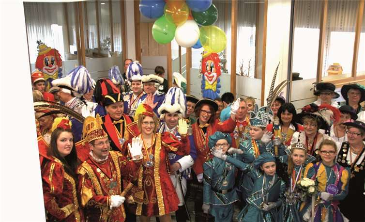 Mit einem großen Aufgebot hatten die Karnevalisten die Geschäftsstelle der Raiffeisenbank Mittelrhein in Weißenthurm gestürmt. privat