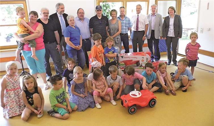 Mit einem großen Fest und vielen Geschenken für die Kinder feierte die Bonefelder Kindergartengemeinschaft das 20-jährige Bestehen der 2-gruppigen Einrichtung. Vertreter aus den Reihen des Trägers, des Eigentümers, Pfarrei und Kreisjugendamtes - vor allem aber auch Kinder und Mitarbeiter erfreuten sich bei strahlendem Sonnenschein eines schönen Programms. So unter anderem (v.l.n.r.) Klaus Schneider, Pfarrer Friedemann Stinder, Birgit Haas, 1.Beigeordnete der Verbandsgemeinde Rengsdorf, Ortsbürgermeister Claus Gördes.Privat