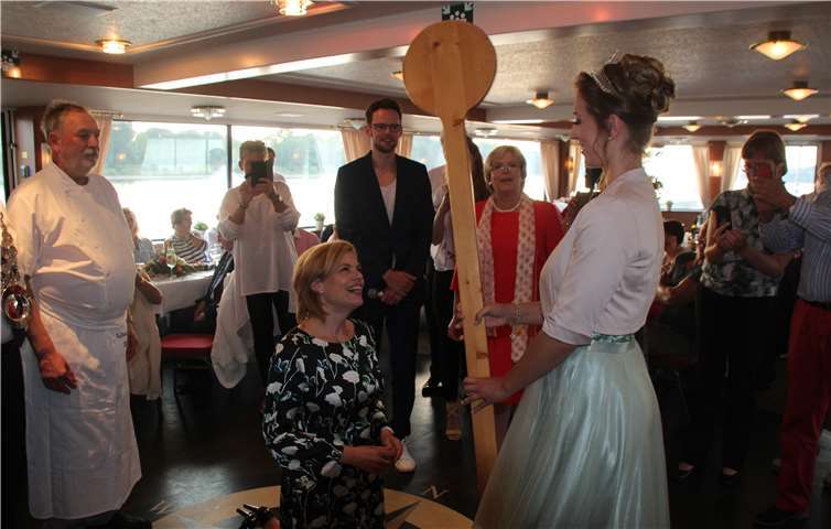 Mit einem großen Holzlöffel als Symbol für „kulinarisches Kochen“ wird Julia Klöcknerauf einem Samtkissen kniend zur Ritterin der Tafelrunde geschlagen. Fotos: KMI