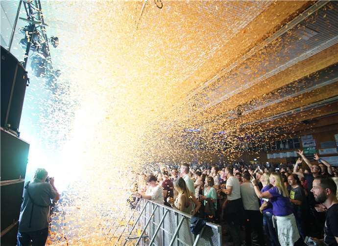 Mit einem großen Konfettiregen verabschiedeten sich die fantastischen Musiker von ihren Fans in Urmitz.