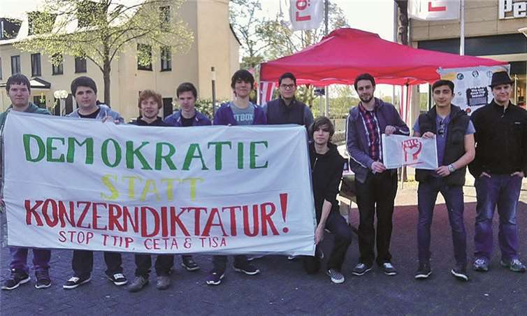 Mit einem großen Transparent beteiligten sich die Jusos aus Koblenz an der Demonstration gegen die geplanten Freihandelsabkommen. privat